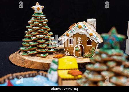 Lebkuchen zu Weihnachten. Kunstvoll hergestellter Lebkuchen in festlicher Atmosphäre. Farbenfrohe Lebkuchen mit handgemachten Mustern. Wunderschön gemachte Weihnachten Stockfoto