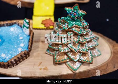 Lebkuchen zu Weihnachten. Kunstvoll hergestellter Lebkuchen in festlicher Atmosphäre. Farbenfrohe Lebkuchen mit handgemachten Mustern. Wunderschön gemachte Weihnachten Stockfoto