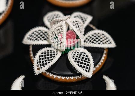 Lebkuchen zu Weihnachten. Kunstvoll hergestellter Lebkuchen in festlicher Atmosphäre. Farbenfrohe Lebkuchen mit handgemachten Mustern. Wunderschön gemachte Weihnachten Stockfoto