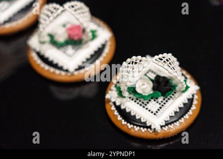 Lebkuchen zu Weihnachten. Kunstvoll hergestellter Lebkuchen in festlicher Atmosphäre. Farbenfrohe Lebkuchen mit handgemachten Mustern. Wunderschön gemachte Weihnachten Stockfoto