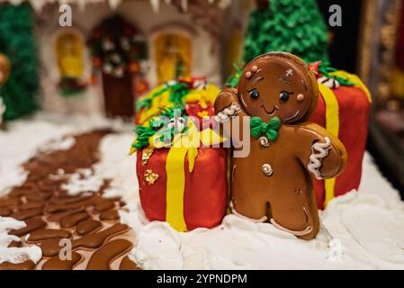 Lebkuchen zu Weihnachten. Kunstvoll hergestellter Lebkuchen in festlicher Atmosphäre. Farbenfrohe Lebkuchen mit handgemachten Mustern. Wunderschön gemachte Weihnachten Stockfoto