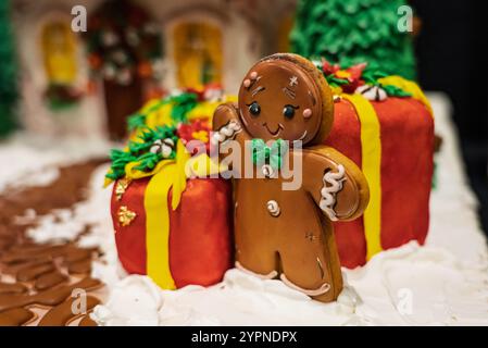 Lebkuchen zu Weihnachten. Kunstvoll hergestellter Lebkuchen in festlicher Atmosphäre. Farbenfrohe Lebkuchen mit handgemachten Mustern. Wunderschön gemachte Weihnachten Stockfoto