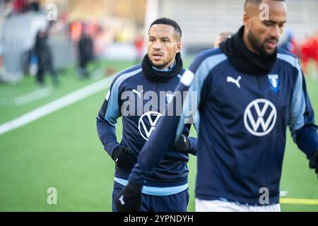 Malmoe, Schweden. Dezember 2024. Martin Olsson von Malmoe FF bereitet sich vor dem Svenska Cupen Spiel zwischen Torslanda IK und Malmoe FF auf Malmoe Idrottsplats in Malmoe auf. Quelle: Gonzales Photo/Alamy Live News Stockfoto