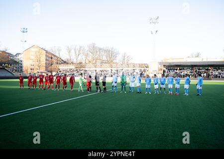 Malmoe, Schweden. Dezember 2024. Die Spieler der beiden Teams stellen sich für das Svenska Cupen Spiel zwischen Torslanda IK und Malmoe FF in Malmoe Idrottsplats in Malmoe an. Quelle: Gonzales Photo/Alamy Live News Stockfoto