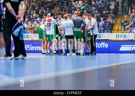 Lemgo, Deutschland. Dezember 2024. Timeout/Auszeit TSV Hannover-Burgdorf GER, TBV Lemgo Lippe vs. TSV Hannover-Burgdorf, Handball, 1. Bundesliga, 12. Spieltag, Spielzeit 2024/2025, 01.12.2024 Foto: Eibner-Pressefoto/Jan Rollinger Credit: dpa/Alamy Live News Stockfoto