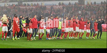 Mainz, Deutschland. Dezember 2024. Fußball, Bundesliga, FSV Mainz 05 - TSG 1899 Hoffenheim, Spieltag 12, Mewa Arena. Die Mainzer Spieler werden von den Fans gefeiert. Das Spiel endete mit 2:0. Hinweis: Torsten Silz/dpa - WICHTIGER HINWEIS: Gemäß den Vorschriften der DFL Deutschen Fußball-Liga und des DFB Deutschen Fußball-Bundes ist es verboten, im Stadion und/oder des Spiels aufgenommene Fotografien in Form von sequenziellen Bildern und/oder videoähnlichen Fotoserien zu verwenden oder zu verwenden./dpa/Alamy Live News Stockfoto