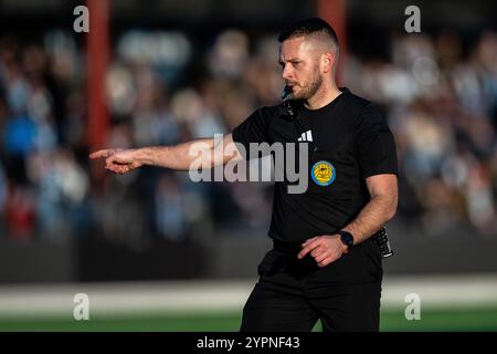 Malmoe, Schweden. Dezember 2024. Der Schiedsrichter Jovan Krsmanovic war beim Svenska Cupen Spiel zwischen Torslanda IK und Malmoe FF bei Malmoe Idrottsplats in Malmoe zu sehen. Quelle: Gonzales Photo/Alamy Live News Stockfoto