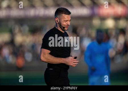 Malmoe, Schweden. Dezember 2024. Der Schiedsrichter Jovan Krsmanovic war beim Svenska Cupen Spiel zwischen Torslanda IK und Malmoe FF bei Malmoe Idrottsplats in Malmoe zu sehen. Quelle: Gonzales Photo/Alamy Live News Stockfoto