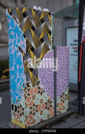 Geometrisches abstraktes Wandbild an einer elektrischen Verkehrskontrollbox an der Queen Street West in der Innenstadt von Toronto, Ontario, Kanada Stockfoto
