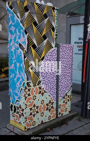 Geometrisches abstraktes Wandbild an einer elektrischen Verkehrskontrollbox an der Queen Street West in der Innenstadt von Toronto, Ontario, Kanada Stockfoto