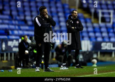 Mitch Austin, Stadtrat von Harborough, war beim zweiten Spiel des Emirates FA Cup im Select Car Leasing Stadium in Reading an der Touchline. Bilddatum: Sonntag, 1. Dezember 2024. Stockfoto