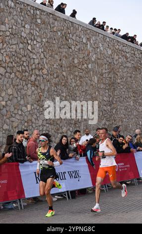 Valencia, Spanien - 1. Dezember 2024. Valencia Marathon Trinidad Alfonso 2024 war ein sehr intensives und emotionales Laufevent aufgrund der jüngsten Katastrophe der DANA-Überschwemmungen. Die Verbindung zwischen der Öffentlichkeit und den Athleten war tief und die Gelegenheit, als Gemeinschaft zusammen zu sein. Zuschauer und Zuschauer ermutigen und unterstützen Läufer, selbst die weniger konkurrenzfähigen. Quelle: Roberto Arosio/Alamy Live News Stockfoto