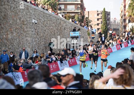 Valencia, Spanien - 1. Dezember 2024. Valencia Marathon Trinidad Alfonso 2024 war ein sehr intensives und emotionales Laufevent aufgrund der jüngsten Katastrophe der DANA-Überschwemmungen. Die Verbindung zwischen der Öffentlichkeit und den Athleten war tief und die Gelegenheit, als Gemeinschaft zusammen zu sein. Zuschauer und Zuschauer ermutigen und unterstützen Läufer, selbst die weniger konkurrenzfähigen. Quelle: Roberto Arosio/Alamy Live News Stockfoto