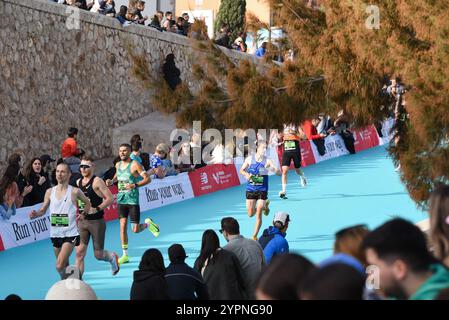 Valencia, Spanien - 1. Dezember 2024. Valencia Marathon Trinidad Alfonso 2024 war ein sehr intensives und emotionales Laufevent aufgrund der jüngsten Katastrophe der DANA-Überschwemmungen. Die Verbindung zwischen der Öffentlichkeit und den Athleten war tief und die Gelegenheit, als Gemeinschaft zusammen zu sein. Zuschauer und Zuschauer ermutigen und unterstützen Läufer, selbst die weniger konkurrenzfähigen. Quelle: Roberto Arosio/Alamy Live News Stockfoto