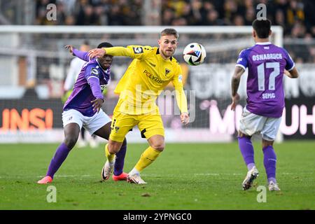 Liga - VfL Osnabrück - Alemannia Aachen am 01.12.2024 an der Bremer Brücke in Osnabrück Leandro Putaro (Aachen) Foto: Osnapix Stockfoto