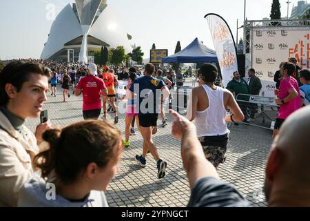 Valencia, Spanien - 1. Dezember 2024. Valencia Marathon Trinidad Alfonso 2024 war ein sehr intensives und emotionales Laufevent aufgrund der jüngsten Katastrophe der DANA-Überschwemmungen. Die Verbindung zwischen der Öffentlichkeit und den Athleten war tief und die Gelegenheit, als Gemeinschaft zusammen zu sein. Zuschauer und Zuschauer ermutigen und unterstützen Läufer, selbst die weniger konkurrenzfähigen. Quelle: Roberto Arosio/Alamy Live News Stockfoto