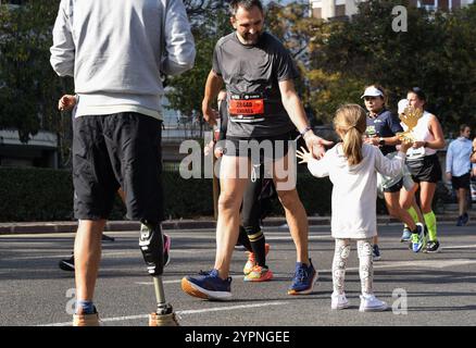 Valencia, Spanien - 1. Dezember 2024. Valencia Marathon Trinidad Alfonso 2024 war ein sehr intensives und emotionales Laufevent aufgrund der jüngsten Katastrophe der DANA-Überschwemmungen. Die Verbindung zwischen der Öffentlichkeit und den Athleten war tief und die Gelegenheit, als Gemeinschaft zusammen zu sein. Zuschauer und Zuschauer ermutigen und unterstützen Läufer, selbst die weniger konkurrenzfähigen. Quelle: Roberto Arosio/Alamy Live News Stockfoto