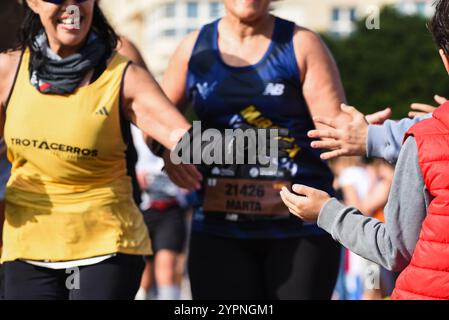 Valencia, Spanien - 1. Dezember 2024. Valencia Marathon Trinidad Alfonso 2024 war ein sehr intensives und emotionales Laufevent aufgrund der jüngsten Katastrophe der DANA-Überschwemmungen. Die Verbindung zwischen der Öffentlichkeit und den Athleten war tief und die Gelegenheit, als Gemeinschaft zusammen zu sein. Zuschauer und Zuschauer ermutigen und unterstützen Läufer, selbst die weniger konkurrenzfähigen. Quelle: Roberto Arosio/Alamy Live News Stockfoto