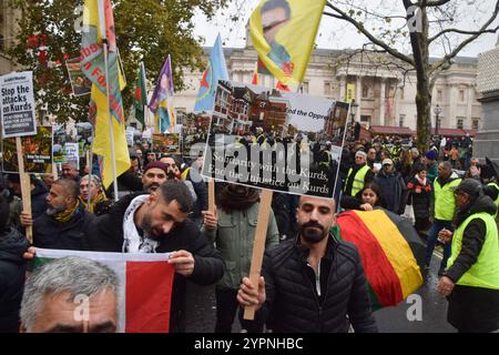 London, Großbritannien. Dezember 2024. Demonstranten marschieren auf dem Trafalgar Square in Solidarität mit den Kurden als Reaktion auf die jüngsten Festnahmen von Mitgliedern der kurdischen Gemeinschaft in London durch die Anti-Terror-Polizei. Quelle: Vuk Valcic/Alamy Live News Stockfoto