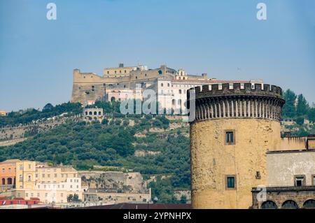 Blick auf das Castel Sant'Elmo und die Certosa del Museo di San Martino mit einem Turm von Maschio Angioino im Vordergrund. Neapel Stockfoto