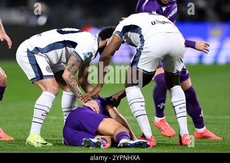 Florenz, Italien. Dezember 2024. Edoardo Bove von ACF Fiorentina wird gerettet, nachdem er während des Fußballspiels der Serie A zwischen ACF Fiorentina und FC Internazionale im Artemio Franchi-Stadion in Firenze (Italien) am 1. Dezember 2024 das Bewusstsein verloren und zu Boden gefallen hat. Quelle: Insidefoto di andrea staccioli/Alamy Live News Stockfoto