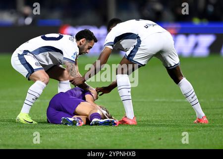 Florenz, Italien. Dezember 2024. Edoardo Bove von ACF Fiorentina wird gerettet, nachdem er während des Fußballspiels der Serie A zwischen ACF Fiorentina und FC Internazionale im Artemio Franchi-Stadion in Firenze (Italien) am 1. Dezember 2024 das Bewusstsein verloren und zu Boden gefallen hat. Quelle: Insidefoto di andrea staccioli/Alamy Live News Stockfoto