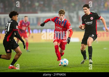 Paul Wanner (1. FC Heidenheim, #10) iim Kampf um den Ball mit Nathaniel Brown (SG Eintracht Frankfurt, #21) und Arthur Theate (SG Eintracht Frankfurt, #03) GER, 1. FC Heidenheim gegen Eintracht Frankfurt, Fussball, 1. Bundesliga, 12. Spieltag, Spielzeit 2024/2025, 01.12.24. DFL-VORSCHRIFTEN VERBIETEN DIE VERWENDUNG VON FOTOS ALS BILDSEQUENZEN UND/ODER QUASI-VIDEO. Foto: Eibner-Pressefoto/Gerald Oelze-de Stoppany Stockfoto
