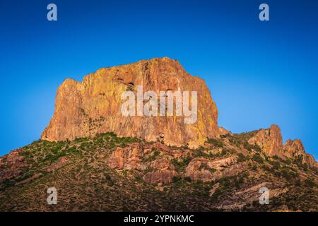 Horizontaler Blick auf den Casa Grande Peak in den Chisos Mountains. Stockfoto
