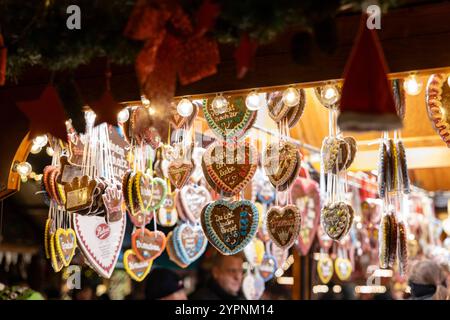 Erfurter Weihnachtsmarkt 2024 01122024 - Lebkuchenherzen an einem Verkaufsstand der Erfurter Weihnachtsmarkt zaehlt traditionell zu den schoensten Weihnachtsmaerkten in Deutschland. Er unterteilt sich in verschiedene kleine Maerkte, von denen der groesste sich auf dem Domplatz befindet. Erfurt Thüringen Deutschland *** Erfurter Weihnachtsmarkt 2024 01122024 Lebkuchenherzen an einem Stand der Erfurter Weihnachtsmarkt ist traditionell einer der schönsten Weihnachtsmärkte Deutschlands Er ist in verschiedene kleine Märkte unterteilt, von denen der größte auf dem Domplatz Erfurt Thur liegt Stockfoto