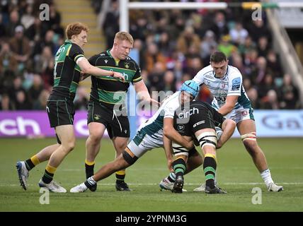 Zach Mercer aus Gloucester und Angus Scott-Young aus Northampton im Rahmen des Gallagher Premiership Rugby-Spiels zwischen Northampton Saints und Gloucester Rugby im Cinch Stadium am 30. November 2024 in London. Stockfoto