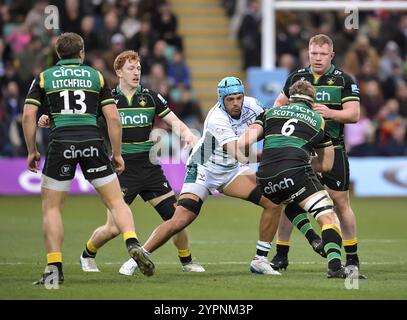 Zach Mercer aus Gloucester und Angus Scott-Young aus Northampton im Rahmen des Gallagher Premiership Rugby-Spiels zwischen Northampton Saints und Gloucester Rugby im Cinch Stadium am 30. November 2024 in London. Stockfoto