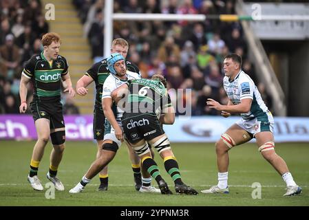 Zach Mercer aus Gloucester und Angus Scott-Young aus Northampton im Rahmen des Gallagher Premiership Rugby-Spiels zwischen Northampton Saints und Gloucester Rugby im Cinch Stadium am 30. November 2024 in London. Stockfoto