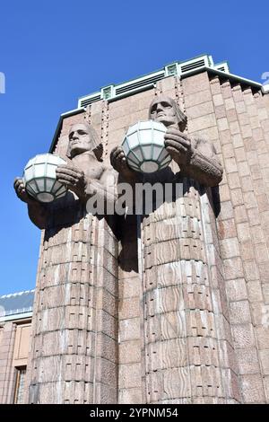 Steinmänner an der Fassade des Helsinki Central Station Stockfoto