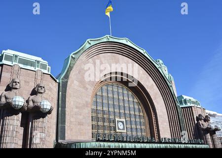 Steinmänner an der Fassade des Helsinki Central Station Stockfoto