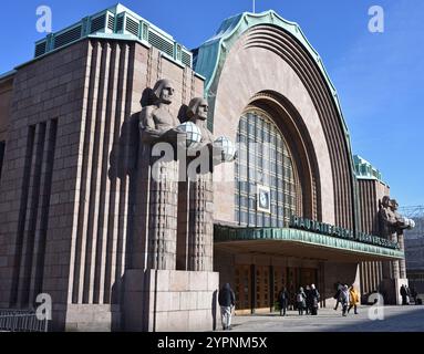 Steinmänner an der Fassade des Helsinki Central Station Stockfoto