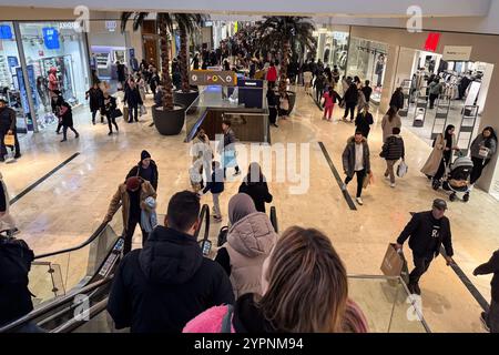 Das Einkaufszentrum Puerto Venecia ist während der Black Friday Verkaufswoche in Saragossa, Spanien, voll mit Menschen Stockfoto