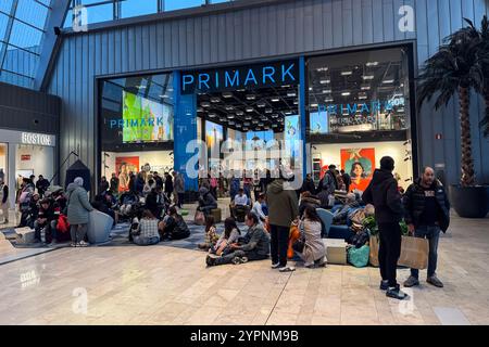 Das Einkaufszentrum Puerto Venecia ist während der Black Friday Verkaufswoche in Saragossa, Spanien, voll mit Menschen Stockfoto