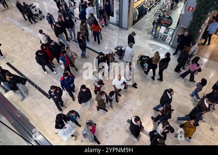 Das Einkaufszentrum Puerto Venecia ist während der Black Friday Verkaufswoche in Saragossa, Spanien, voll mit Menschen Stockfoto