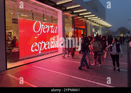 Das Einkaufszentrum Puerto Venecia ist während der Black Friday Verkaufswoche in Saragossa, Spanien, voll mit Menschen Stockfoto