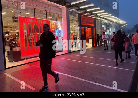 Das Einkaufszentrum Puerto Venecia ist während der Black Friday Verkaufswoche in Saragossa, Spanien, voll mit Menschen Stockfoto