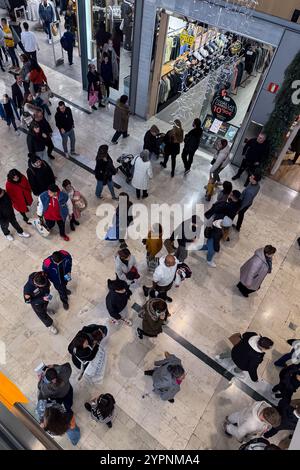 Das Einkaufszentrum Puerto Venecia ist während der Black Friday Verkaufswoche in Saragossa, Spanien, voll mit Menschen Stockfoto