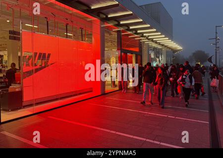 Das Einkaufszentrum Puerto Venecia ist während der Black Friday Verkaufswoche in Saragossa, Spanien, voll mit Menschen Stockfoto