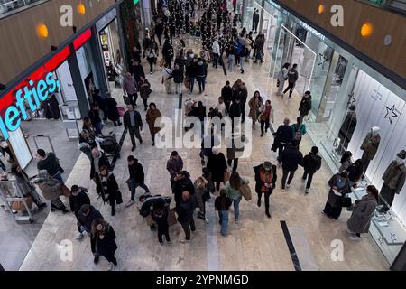 Das Einkaufszentrum Puerto Venecia ist während der Black Friday Verkaufswoche in Saragossa, Spanien, voll mit Menschen Stockfoto