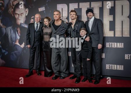 Robbie Williams und Cast kommen zur europäischen Premiere von Better man im Odeon Luxe Leicester Square Cinema. Stockfoto