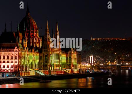 Budapester Lichter und Feuerwerk am St. Stephan Day. Video-Mapping und Drohnenshow bei Nacht. Gellert Hügel im Hintergrund mit der Zitadelle. Stockfoto