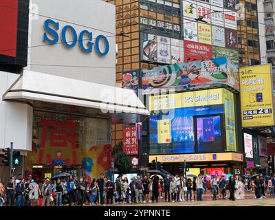 Blick auf Fußgänger, die darauf warten, die geschäftige Kreuzung vor dem beliebten Sogo-Laden an der Hennessy Road in Causeway Bay Hongkong zu überqueren Stockfoto