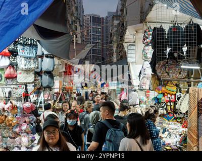 Blick auf eine Straße in Mong Kok Viertel von Hongkong bei Nacht Stockfoto