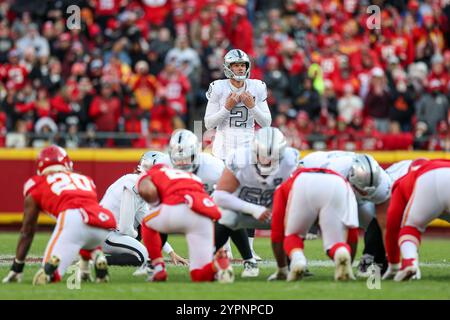 Kansas City, MO, USA. November 2024. Daniel Carlson (2), der in einem Spiel gegen die Kansas City Chiefs im GEHA Field im Arrowhead Stadium in Kansas City, MO, platziert wurde. David Smith/CSM/Alamy Live News Stockfoto