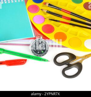 Schulbedarf isoliert auf weißem Hintergrund. Freier Platz für Text. Draufsicht. Stockfoto