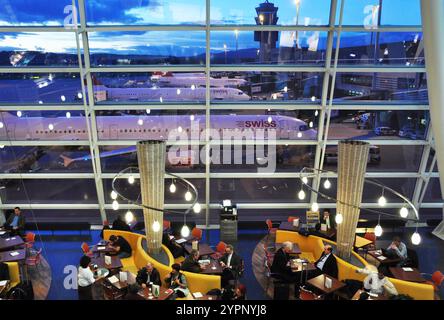 Schweiz: Abflughalle Lounge für Passagiere am Flughafen Zürich Stockfoto